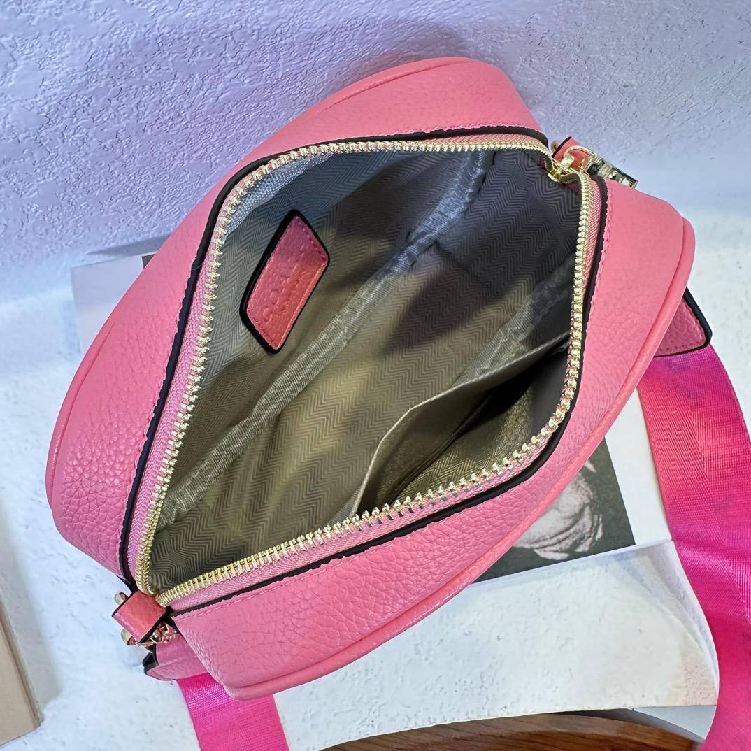 Coach
20*13*6.5cm
50 dhs✅

Zain17
♥️♥️♥️