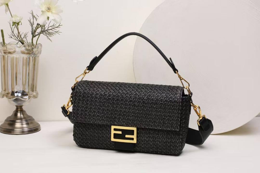 Fendi
85 dhs❣️

with box
🎁🎁🎁

26cm fendi
18cm jacquemus
Two styles

Zain26
♥️♥️♥️