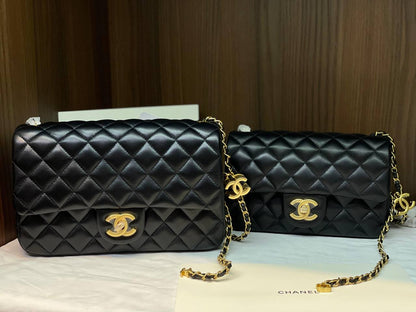 Chanel
   •Super Master Quality 
   •Size:20cm,23cm
800 dhs❤️
900 dhs❤️

Zain255
♥️♥️♥️