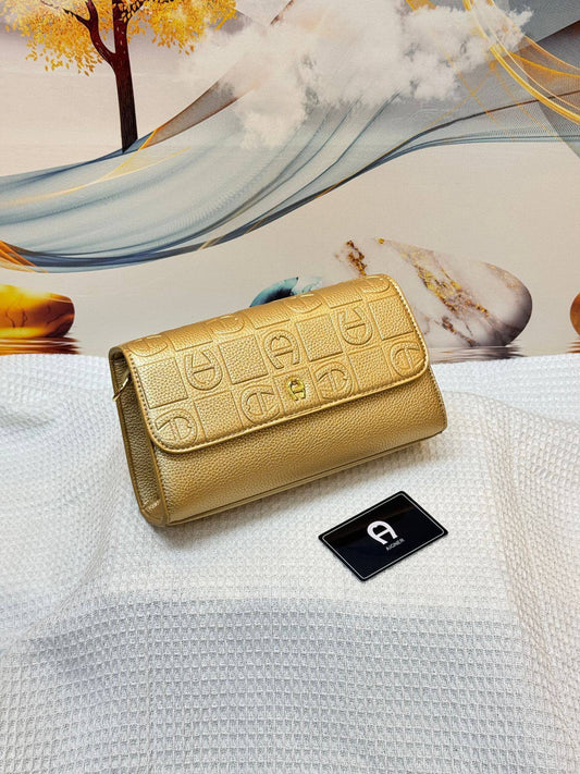 Aigner
Best quality 

with box’s 
🎁🎁🎁

100 dhs💓
size 24 cm

Zain175
♥️♥️♥️