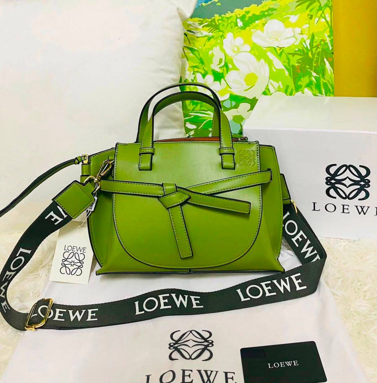 LOEWE 
GOOD QUALITY WITH BOX 
90 dhs💓

Zain295
♥️♥️♥️