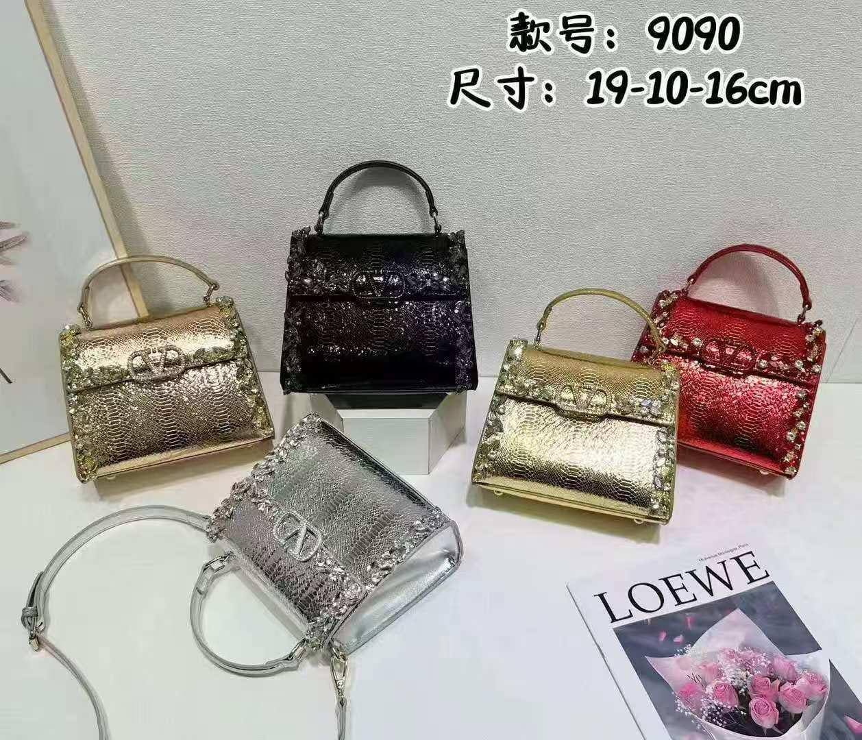 Valentino                                                        
120 dhs🇦🇪🇦🇪
With box

Zain299
♥️♥️♥️