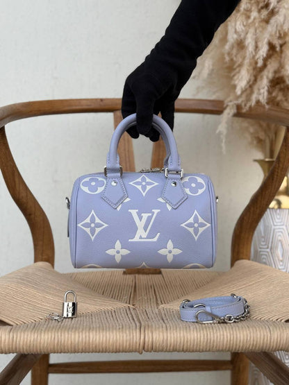 LV
20cm
350 dhs💓
Top quality 
With box🎁

Zain167
♥️♥️♥️