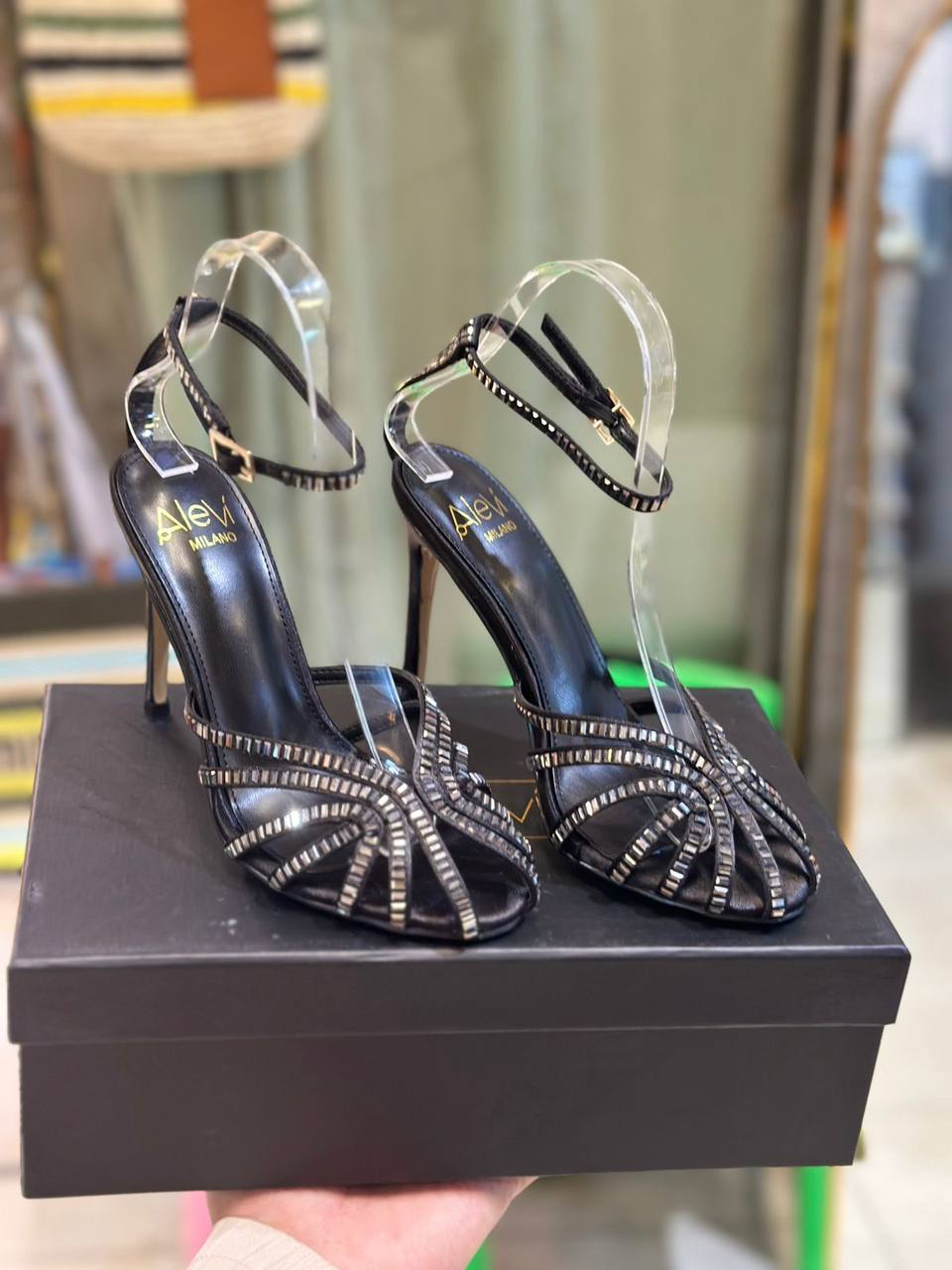 Alevi Milano 

Size 36 to 41 

130 dhs✅

Zain146
♥️♥️♥️