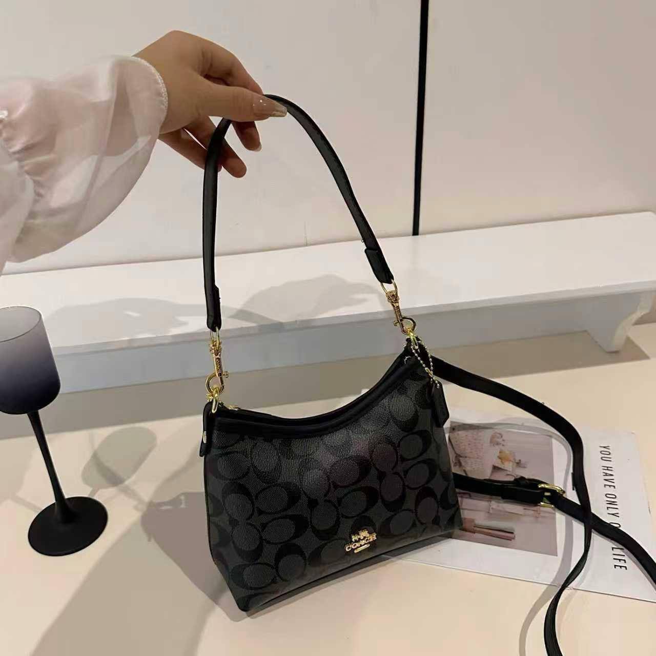 Coach
20*16*8 cm
65 dhs❤️

Zain17
♥️♥️♥️