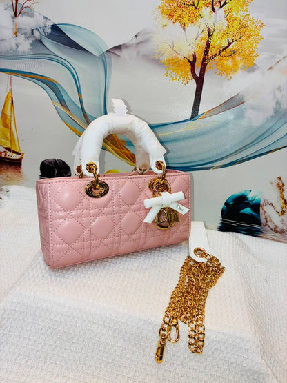 Dior
Best quality 

with box
🎁🎁🎁

155 dhs✅
size 22CM

Zain290
♥️♥️♥️