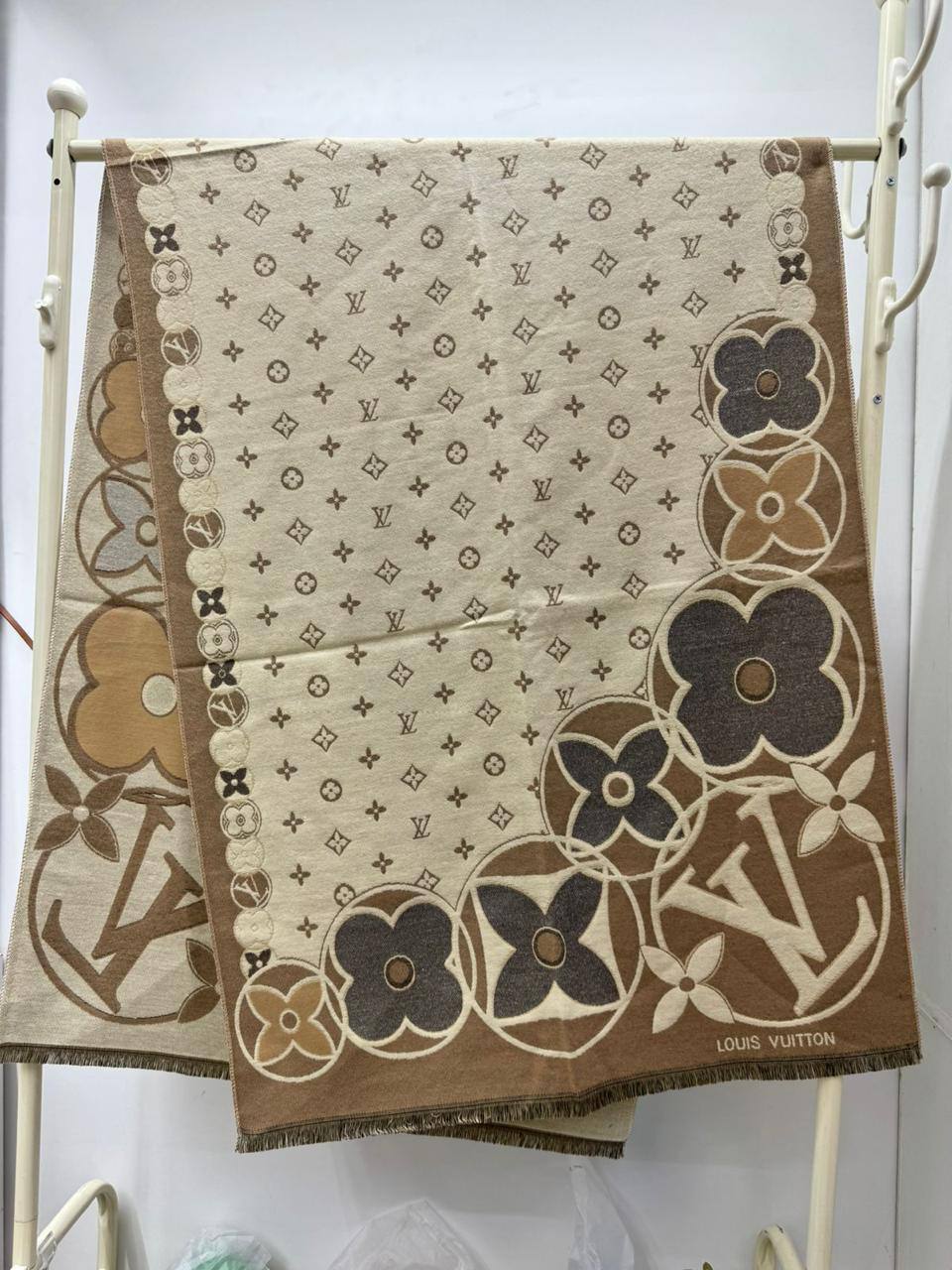 Brand Shawl / Scarf 

Good quality

Size:  180 * 68 cm
45 dhs🪙🌨️

Zain115
♥️♥️♥️