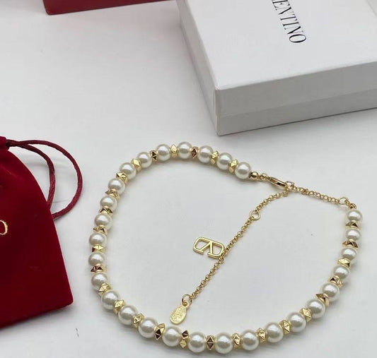 Valentino ❤️‍🔥*
Necklace 🍁
Master quality 💯
With normal boxes 🗃️ 
55 dhs✅
With master box 📦 
70 dhs✅

Zain216
♥️♥️♥️