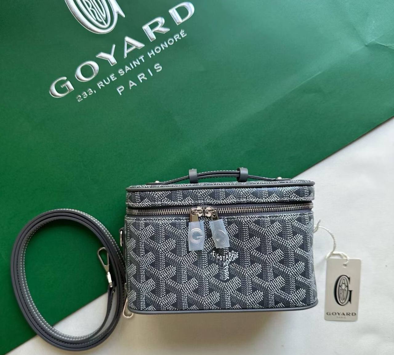 GROYRD

90 dhs🪙🌨️

Size    18×11.5x9cm
withbox  
🎁🎁🎁

Zain04
♥️♥️♥️
