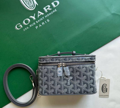 GROYRD

90 dhs🪙🌨️

Size    18×11.5x9cm
withbox  
🎁🎁🎁

Zain04
♥️♥️♥️