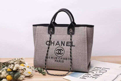 New Chanel, 

good quality, 
size 45 *30 cm 
95 dhs🪙🌨️

Zain12
♥️♥️♥️