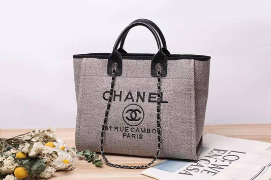 New Chanel, 

good quality, 
size 45 *30 cm 
95 dhs🪙🌨️

Zain12
♥️♥️♥️