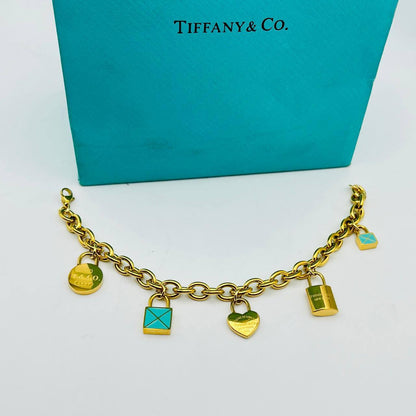 New arrival branded Stainless steel with 18k gold plated bracelet 
20 dhs✅ / pc without box 🎁

50 dhs✅pc with branded box 🎁and paperbag

Zain243
♥️♥️♥️