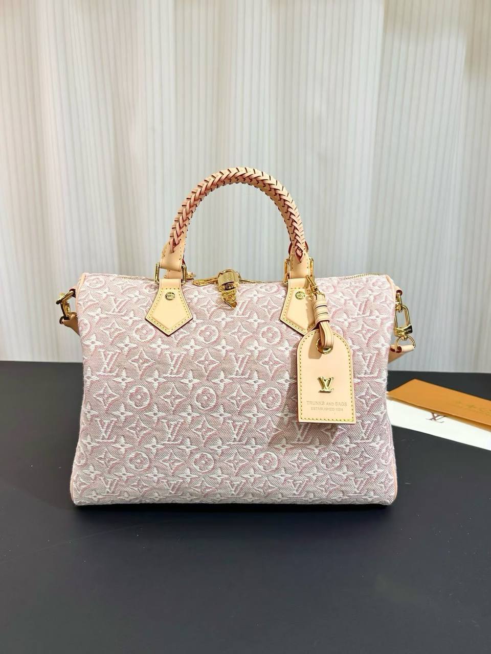 LV 
Master❣️❣️
410 dhs🇦🇪🇦🇪
#30cm🥰🥰

Zain228
♥️♥️♥️