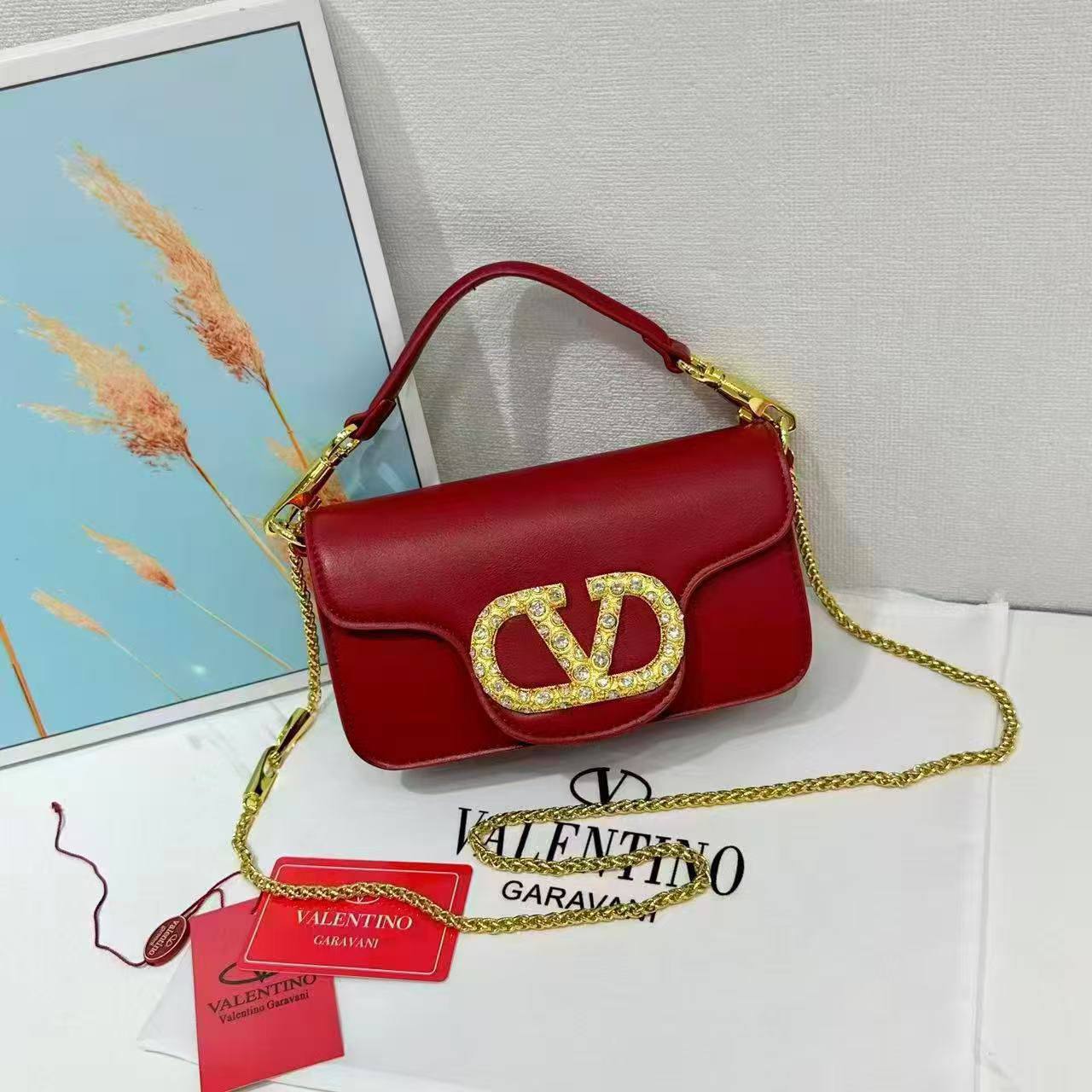 VALENTINO 
HIGH QUALITY

 WITH BOX🎁🎁🎁

130 dhs✅
Size:20cm

Zain295
♥️♥️♥️