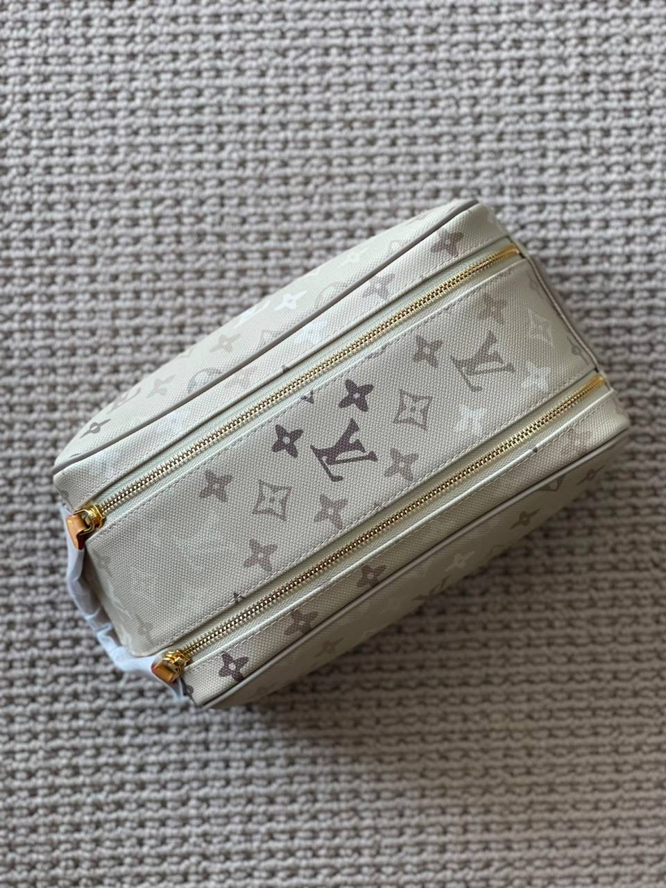 LV
*Wash Bag*
*Super Master Quality*
750 dhs✅

Zain179
♥️♥️♥️