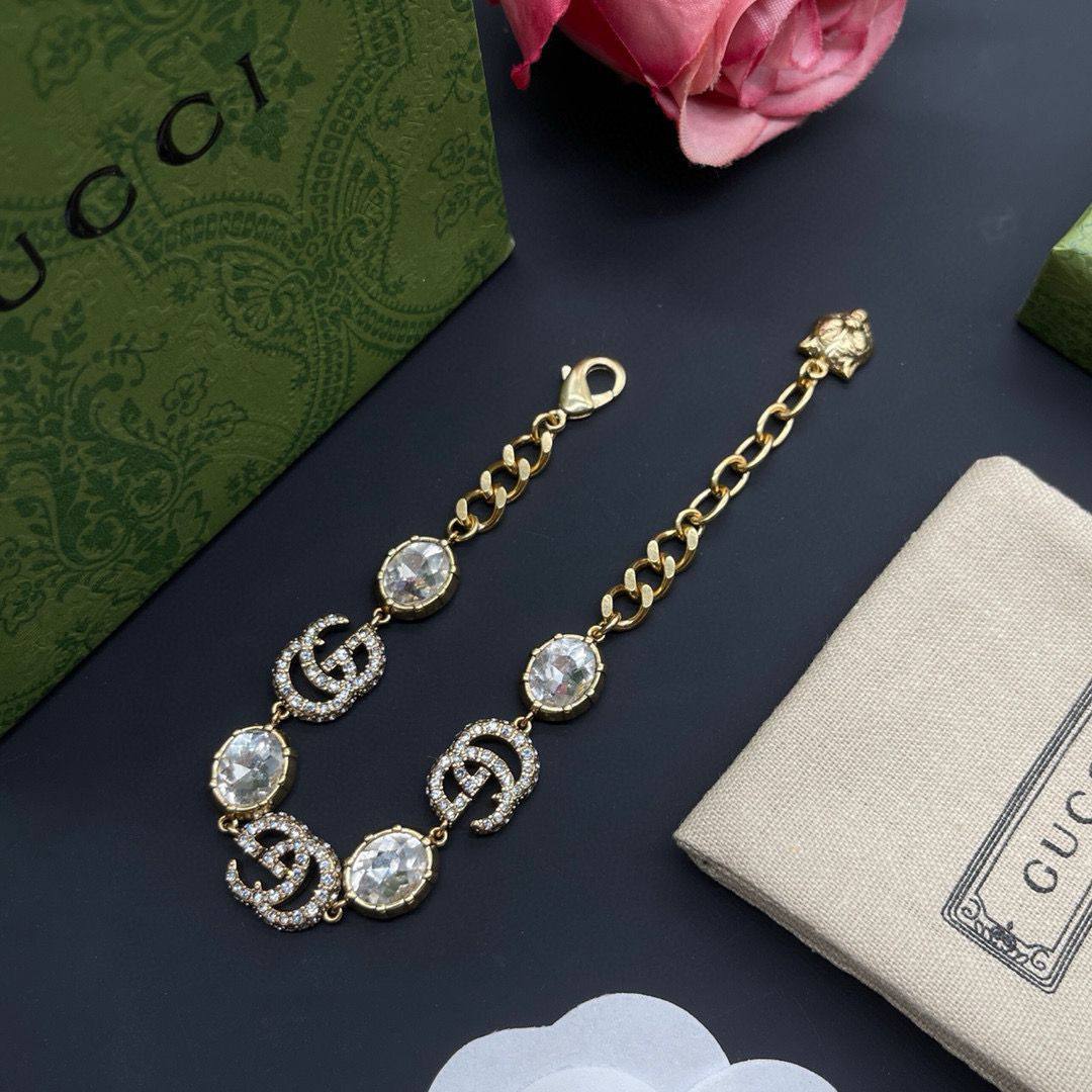Gucci ❤️‍🔥*
Necklace ✨
Bracelet 🦋
Master quality 💯
With normal boxes 📦 
105 dhs❣️
With master box 🗃️ 
120 dhs❣️

Zain216
♥️♥️♥️