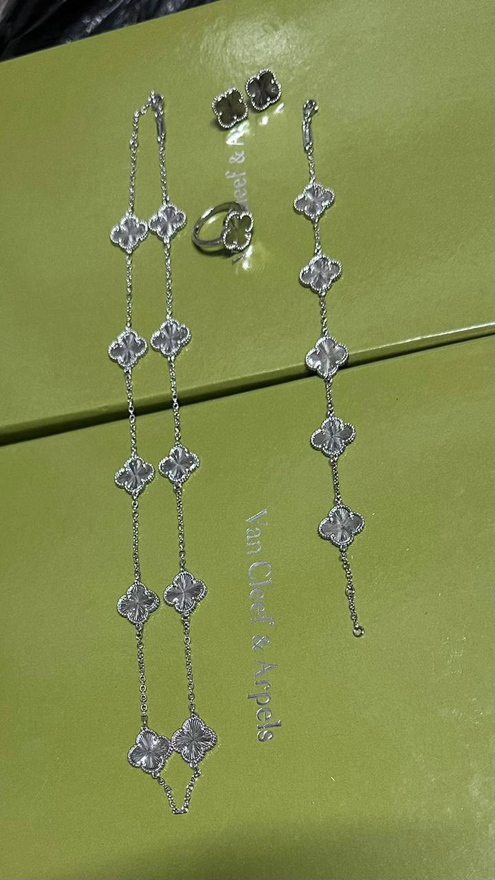 VCA set💥
*Stainless steel SET 💯*
Necklace ❤️‍🩹
Earring 🍁
Breslat ❣️
Ring 💍 free size
With normal boxes 📦 
And paper bag 🛍️
70 dhs🪙💕
With master box 🗃️ 
110 dhs🪙💕

Zain216
♥️♥️♥️