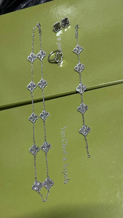 VCA set💥
*Stainless steel SET 💯*
Necklace ❤️‍🩹
Earring 🍁
Breslat ❣️
Ring 💍 free size
With normal boxes 📦 
And paper bag 🛍️
70 dhs🪙💕
With master box 🗃️ 
110 dhs🪙💕

Zain216
♥️♥️♥️