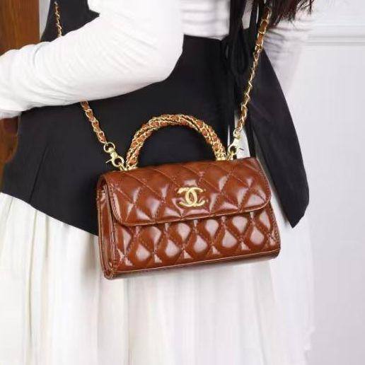 CHANEL 

NEW CAME GOOD QUALITY 

WITH BOX  
🎁🎁🎁

90 dhs🪙🌨️
SIZE: 19cm

Zain39
♥️♥️♥️
