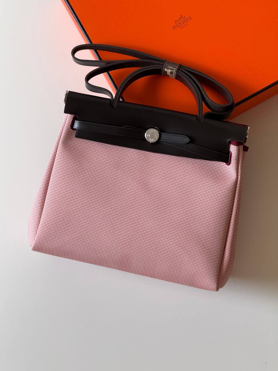 Hermes

Herbag 31cm💕master quality
😍with box❤️
🎁🎁🎁

590 dhs❤️

Zain52
♥️♥️♥️