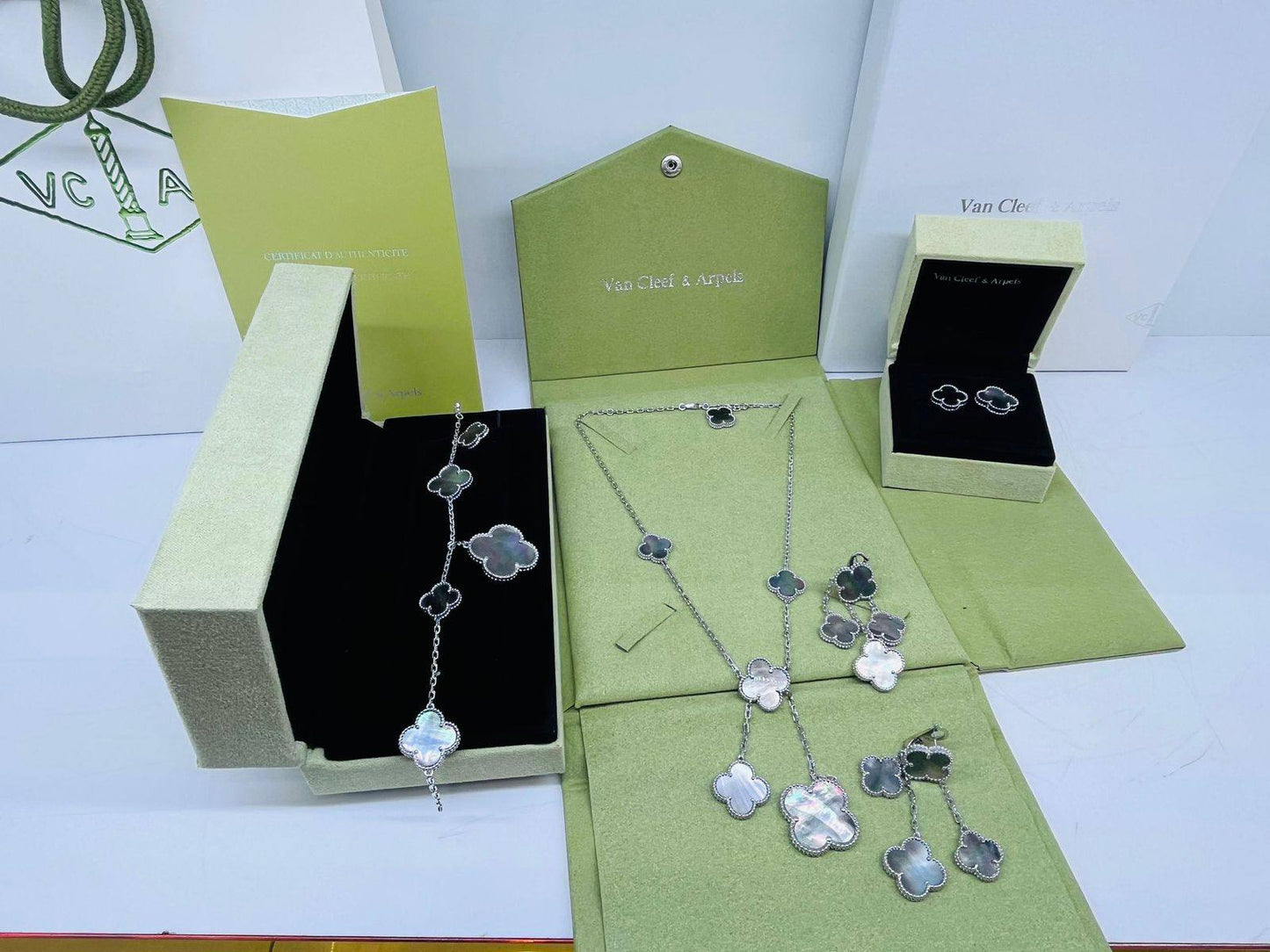 VCA SET❤️‍🔥*
Necklace 🦋
Earring🌸
Ring 💍 free size 
Bracelet 🐦‍🔥
Master quality 💯
With normal boxes 📦 
240 dhs🗽
With master box 🗃️ 
300 dhs🗽

Zain216
♥️♥️♥️