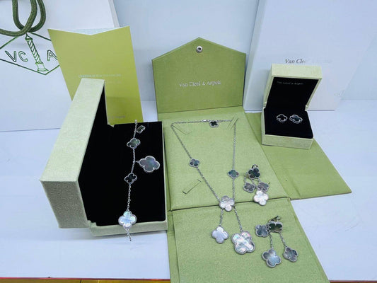 VCA SET❤️‍🔥*
Necklace 🦋
Earring🌸
Ring 💍 free size 
Bracelet 🐦‍🔥
Master quality 💯
With normal boxes 📦 
240 dhs🗽
With master box 🗃️ 
300 dhs🗽

Zain216
♥️♥️♥️