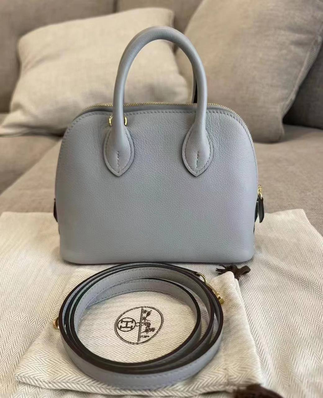 Hermes
Size :    25cm
100 dhs✅
withbox
high quality

Zain04
♥️♥️♥️