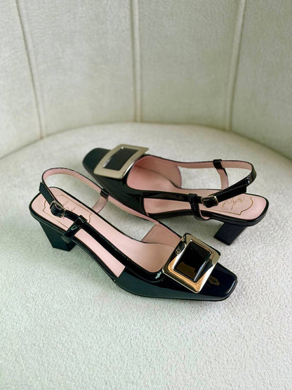 ROGER 
Super *AAA* *+* Quality 💯 
With original packing🎁🎁
SIZE:36and42
Available now
450 dhs✅

Zain309
♥️♥️♥️