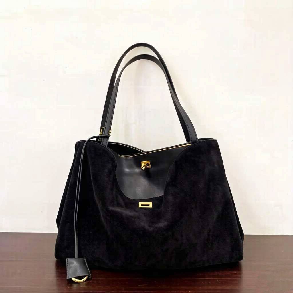 BALENCIAGA 
COPY ONE NEW CAME 
155 dhs💓

Zain39
♥️♥️♥️