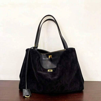 BALENCIAGA 
COPY ONE NEW CAME 
155 dhs💓

Zain39
♥️♥️♥️