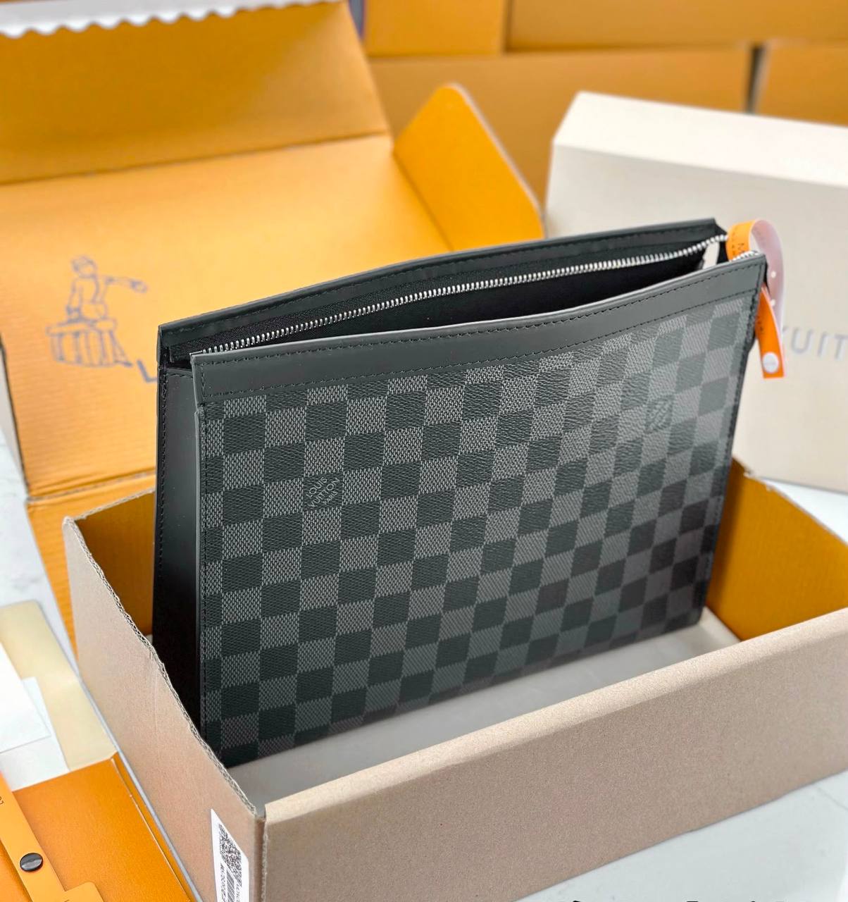 LOUIS VUITTON 

HAND BAG 
POUCH NEW 
CAME GOOD 
QUALITY WITH BOX

85 dhs🇦🇪🇦🇪🇦🇪

Zain39
Zain295
♥️♥️♥️