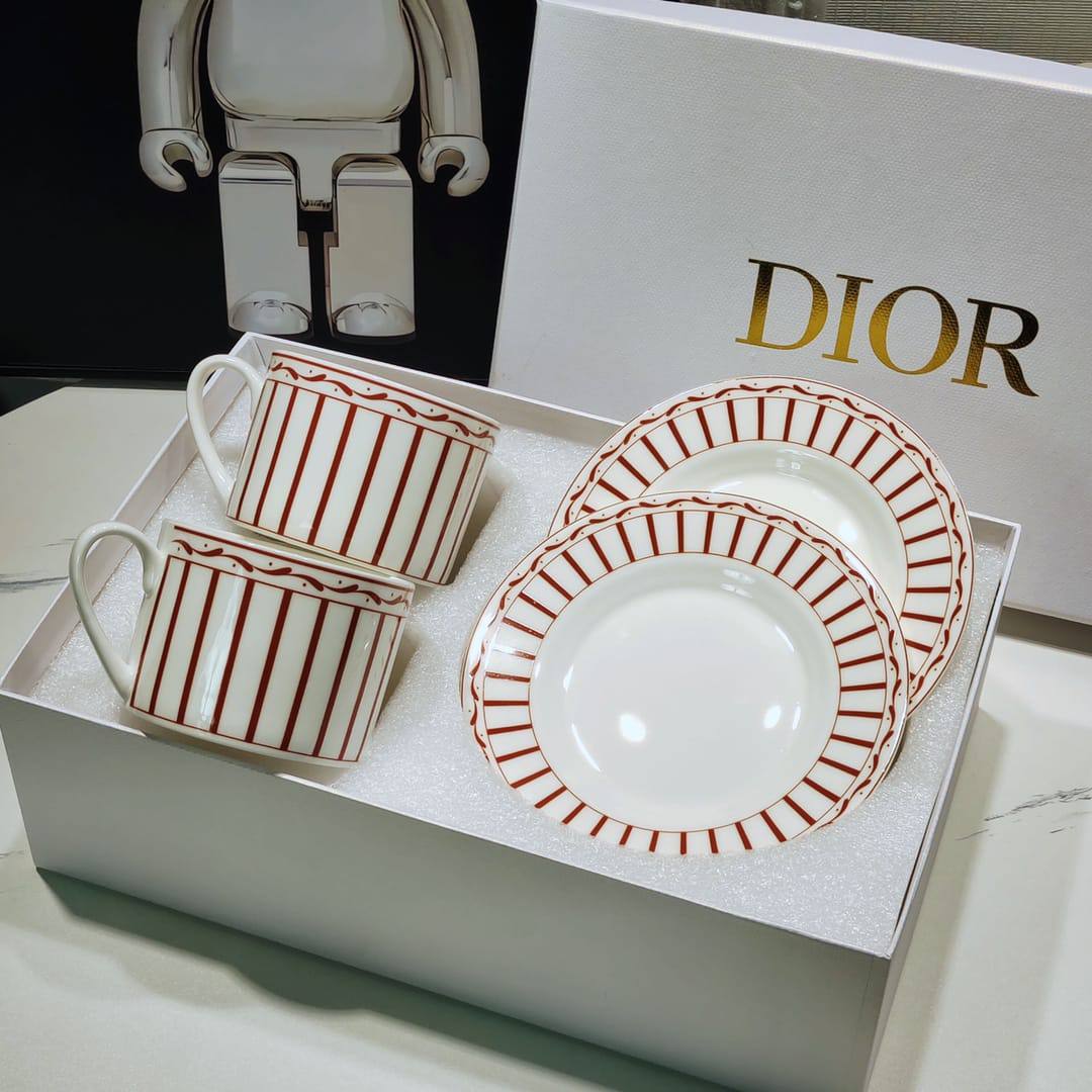 Branded mugs set

130 dhs 
set 4 pc 

with box🎁🎁🎁

Zain205
♥️♥️♥️