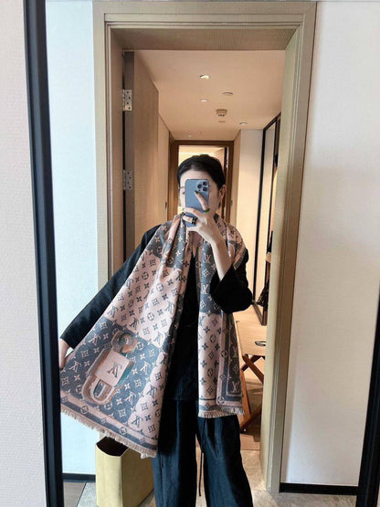 Brand Shawl / Scarf 
Good quality
Size:  180 * 68 cm
45 dhs🪙💕

Zain115
♥️♥️♥️