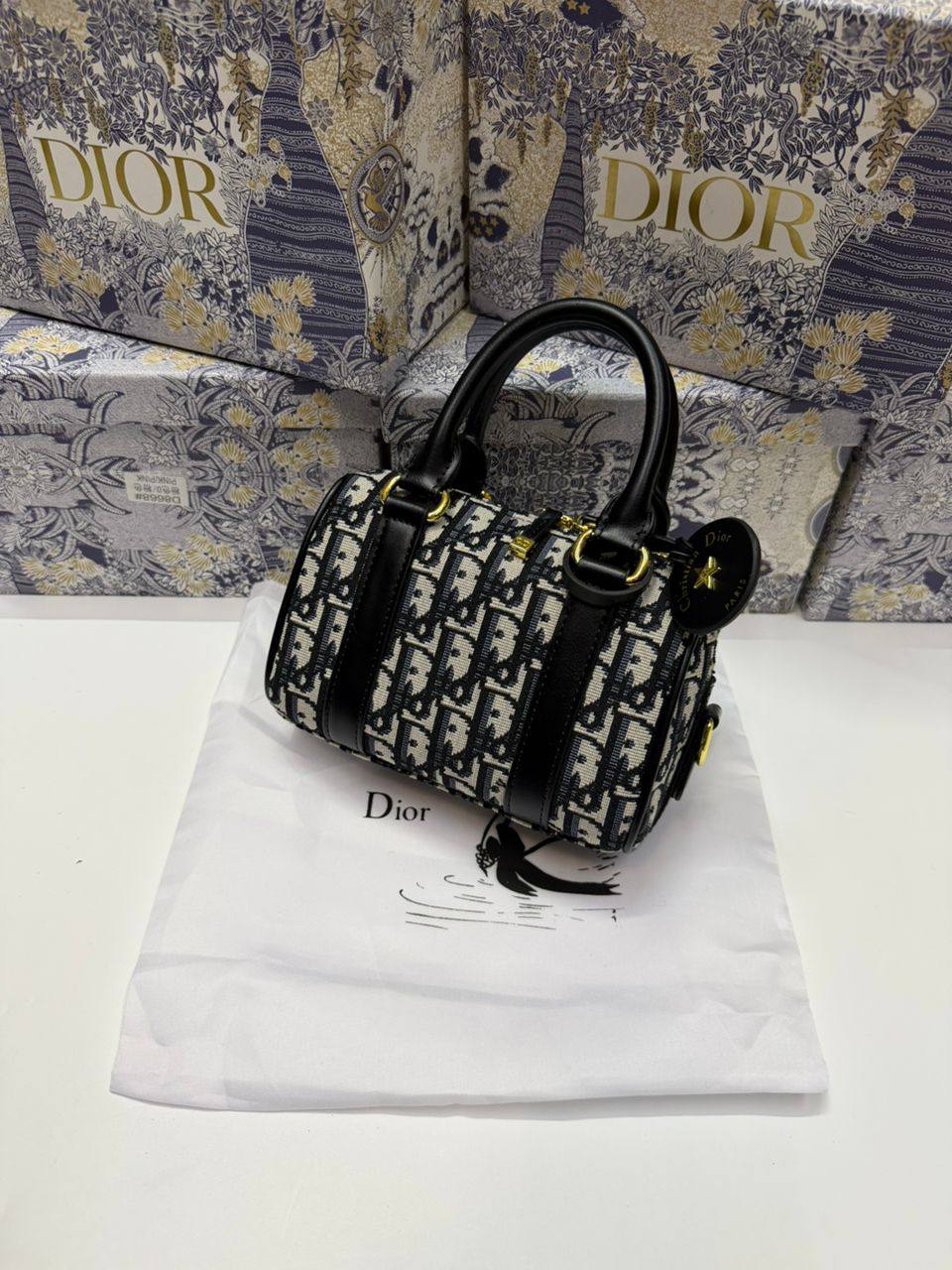 Dior
110 dhs🪙🌨️

size:18CM
Good quality 

with box
🎁🎁🎁

Zain35
♥️♥️♥️