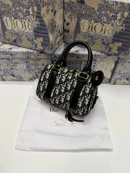 Dior
110 dhs🪙🌨️

size:18CM
Good quality 

with box
🎁🎁🎁

Zain35
♥️♥️♥️