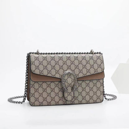 Gucci 
Good quality 
Size 25cm
100 dhs💛
With box 📦

Zain70
♥️♥️♥️