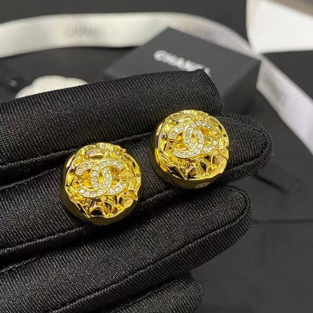 CHANEL❤️‍🔥*
Earring 🐦‍🔥
Master quality 💯
With normal boxes 🗃️ 
55 dhs💓
With master box 📦 
65 dhs💓

Zain216
♥️♥️♥️