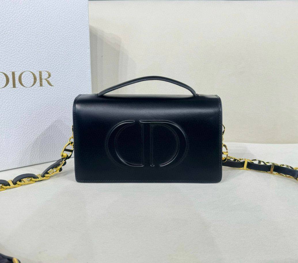 DIOR 
GOOD QUALITY 

WITH BOX 
🎁🎁🎁

95 dhs✅

Zain295
♥️♥️♥️