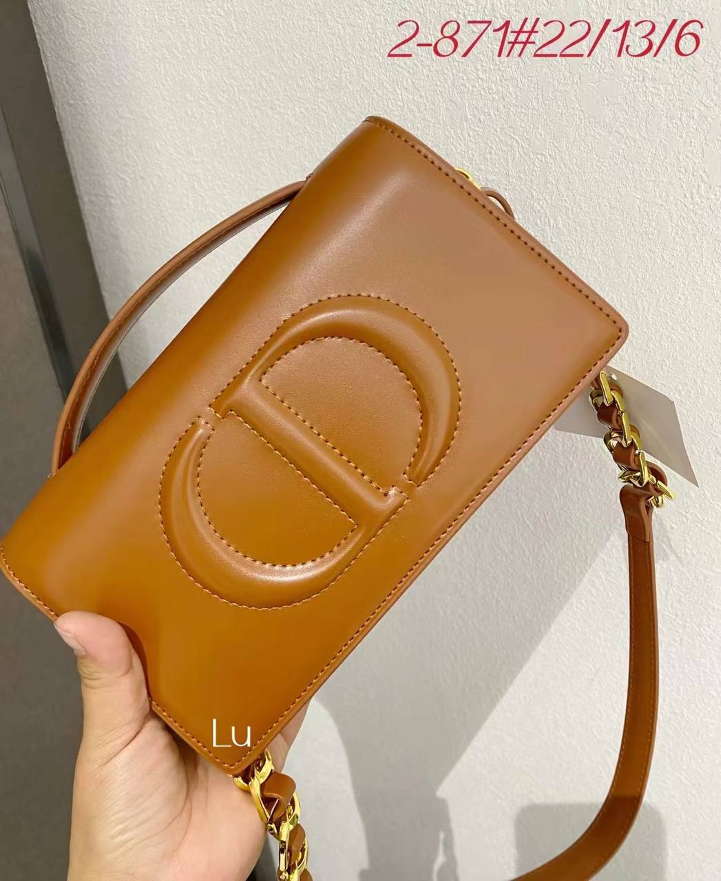 DIOR 
120 dhs✅

Best quality 

with box
🎁🎁🎁

size 22 CM

Zain290
♥️♥️♥️