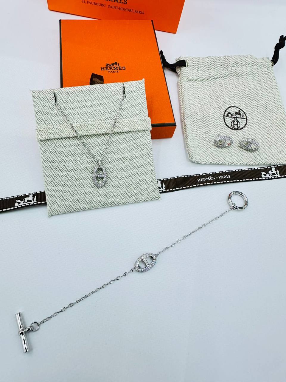 Hermes ❤️‍🔥*
Necklace 🍁
Earring🦋
Bracelet ✨
Master quality 💯
With normal boxes 📦 
135 dhs✅
With master box 🗃️ 
150 dhs✅

Zain216
♥️♥️♥️