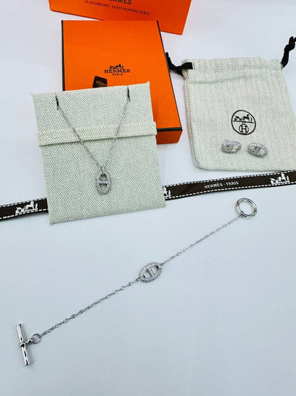Hermes ❤️‍🔥*
Necklace 🍁
Earring🦋
Bracelet ✨
Master quality 💯
With normal boxes 📦 
135 dhs✅
With master box 🗃️ 
150 dhs✅

Zain216
♥️♥️♥️