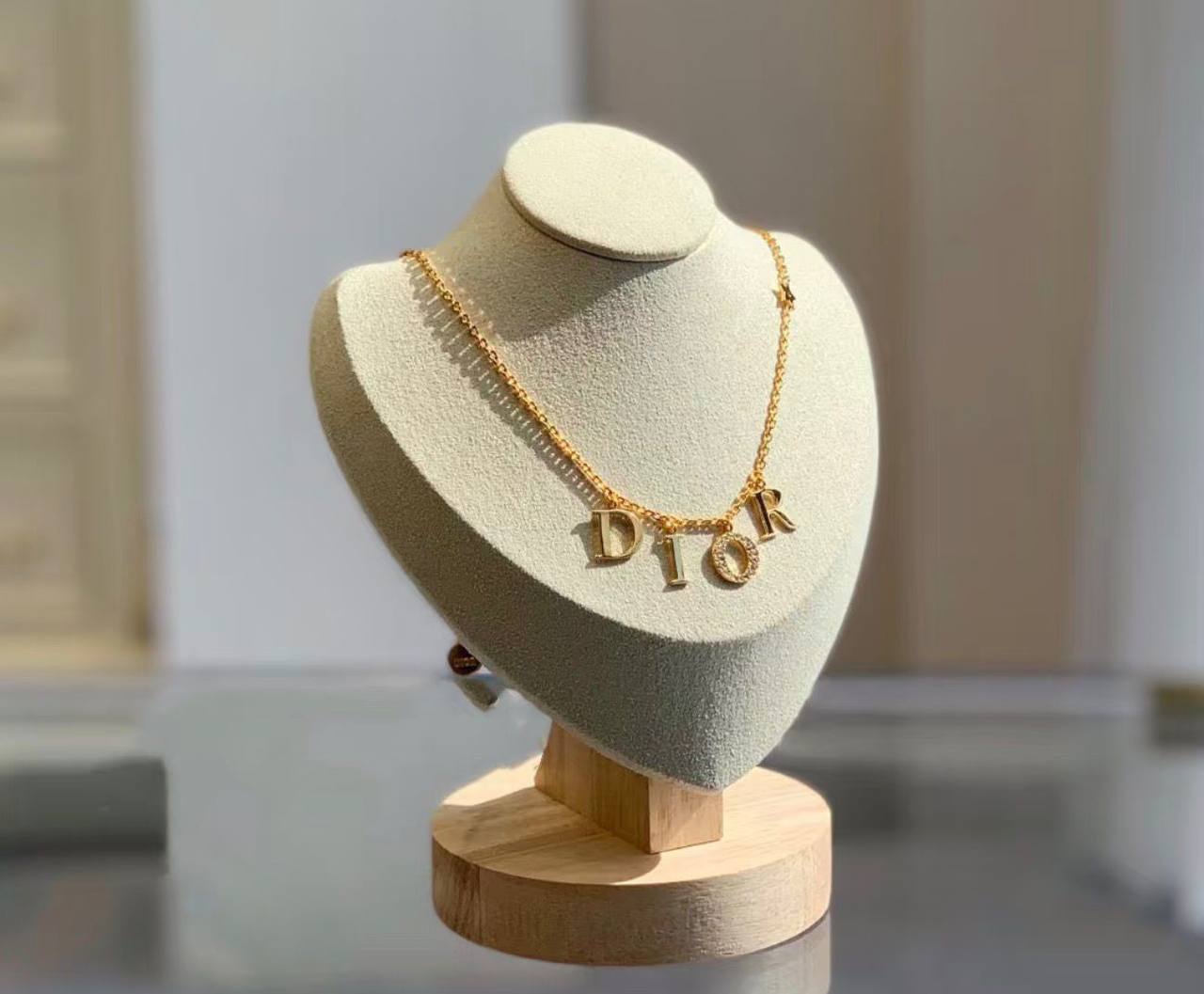 Dior❤️‍🔥*
Necklace 🐦‍🔥
Master quality 💯
With normal boxes 🗃️ 
55 dhs✅
With master box 📦 
70 dhs✅

Zain216
♥️♥️♥️