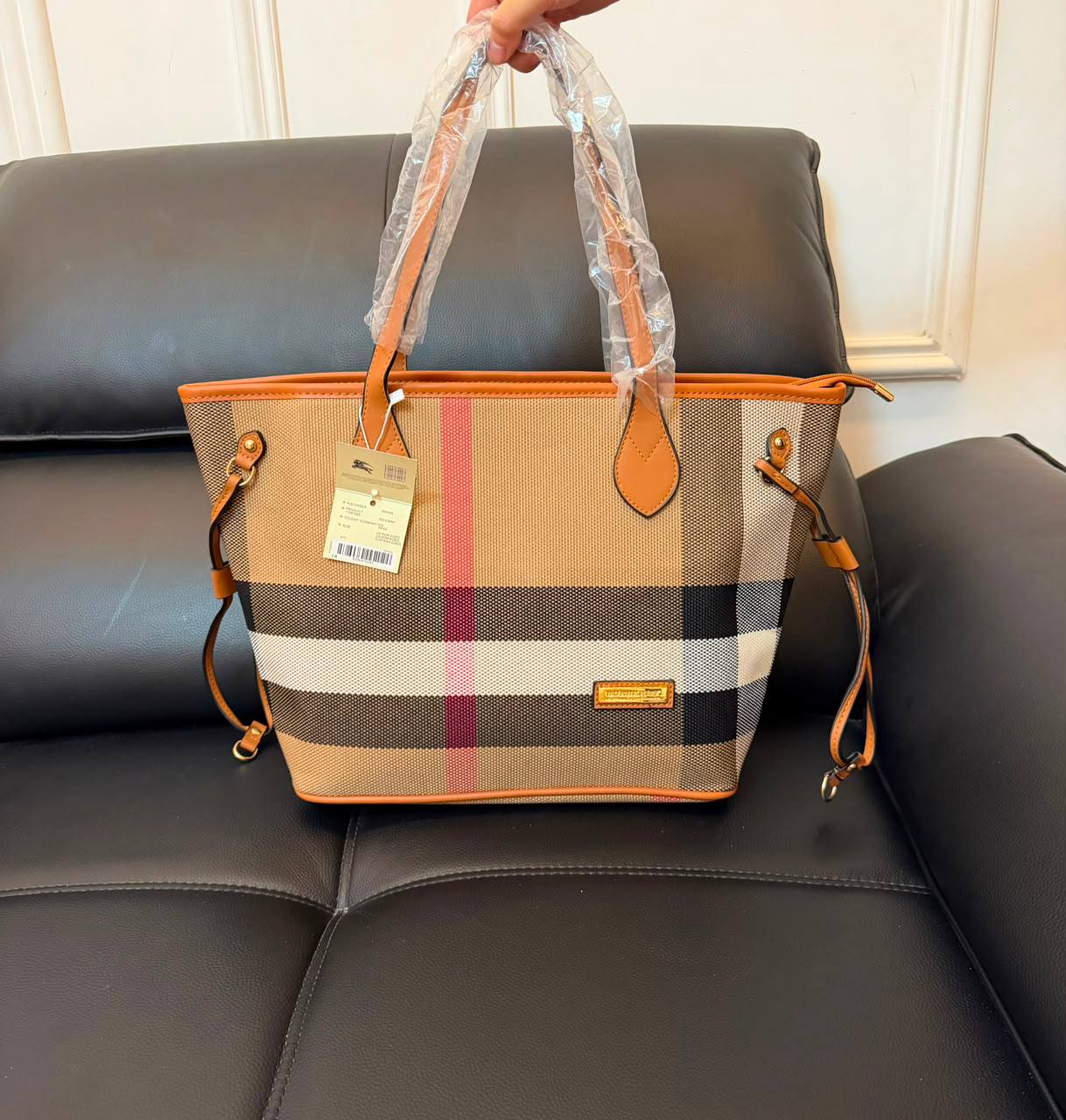 Burberry
100 dhs✅
size 46×16×29cm

Zain42
♥️♥️♥️