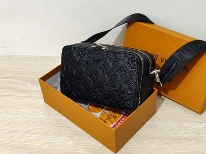 New❣️

85 dhs✅

with box🎁🎁🎁

size 20cm
Men's and women's crossbody bags

Zain26
♥️♥️♥️