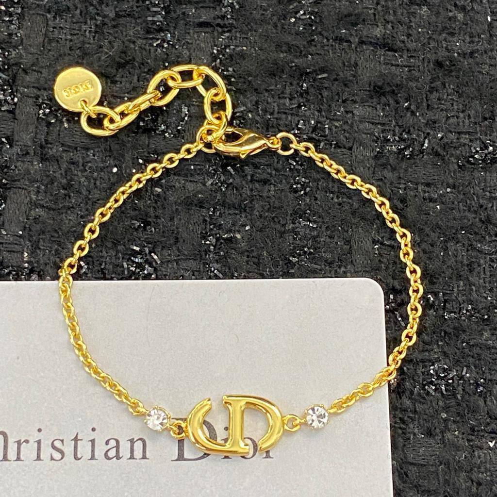 DIOR 
MASTER⭐
BRACELET 💫✨
50 dhs🌺 
WITH BOX AND PAPER BAG 🛍️🎁

Zain89
♥️♥️♥️