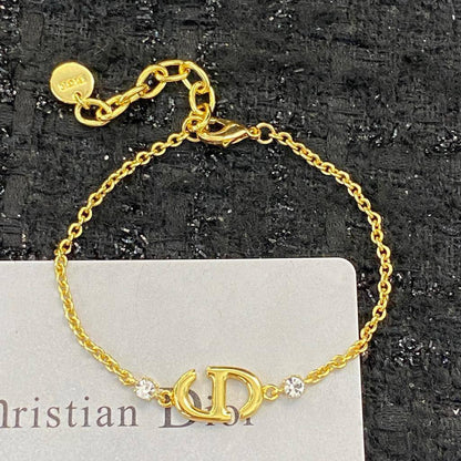 DIOR 
MASTER⭐
BRACELET 💫✨
50 dhs🌺 
WITH BOX AND PAPER BAG 🛍️🎁

Zain89
♥️♥️♥️