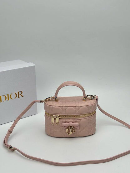 Dior  
Master🌺
Size:17cm  
250 dhs✅

Zain114
♥️♥️♥️