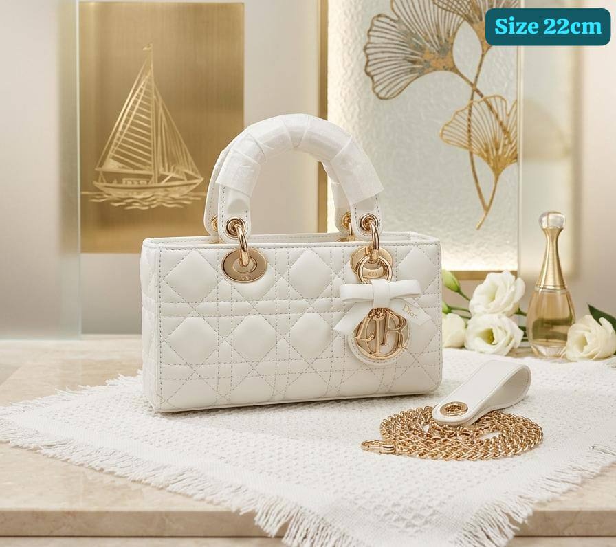Dior
Good quality
 with box 
🎁🎁🎁

150 dhs✅

Zain186
♥️♥️♥️