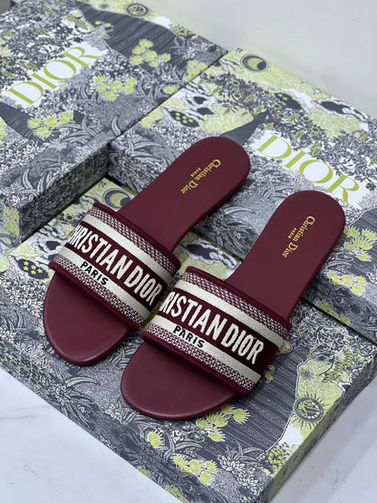Dior 
Size 36-41
70 dhs🇦🇪🇦🇪

Zain21
♥️♥️♥️